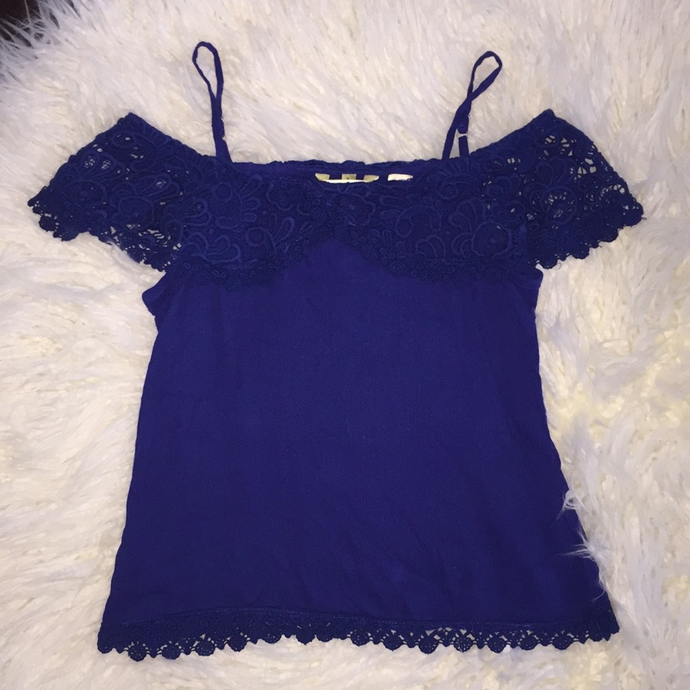 I am selling this beautiful blue blouse💙